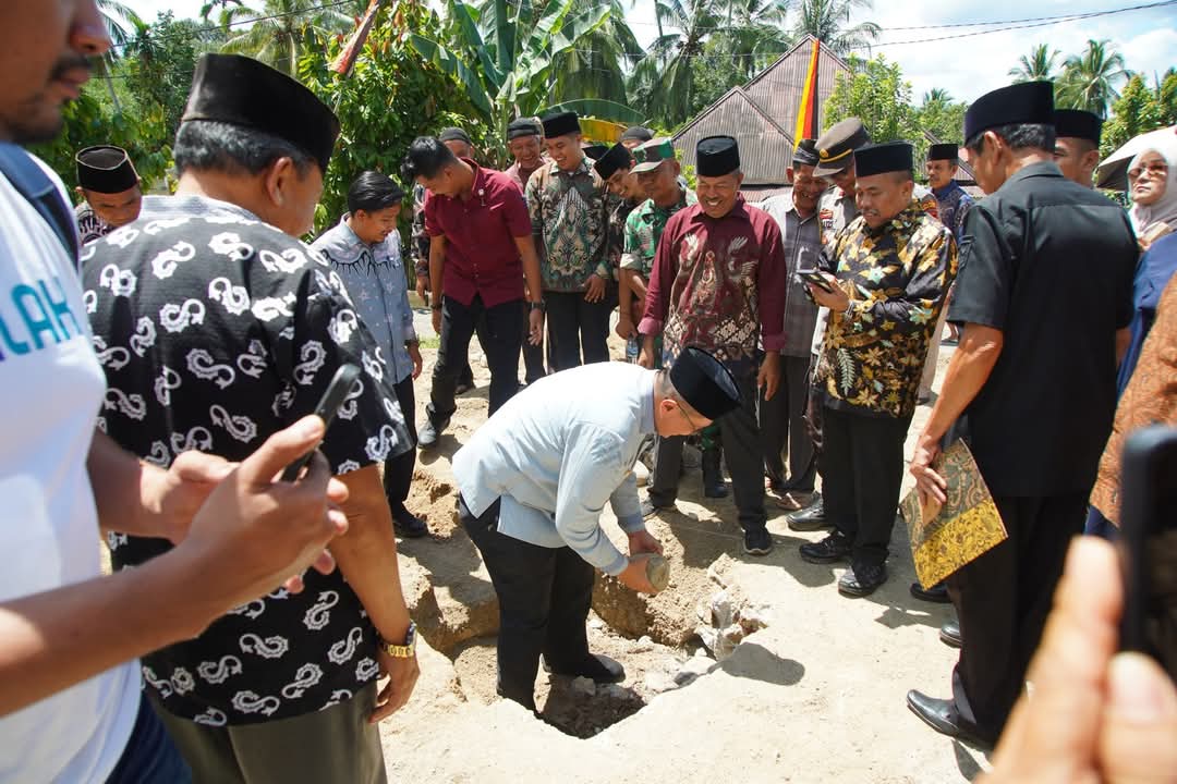 Wabup Tanah Datar, Ahmad Fadli saat melakukan peletakan kembali batu pertama   pembangunan Masjid Raya Buo.